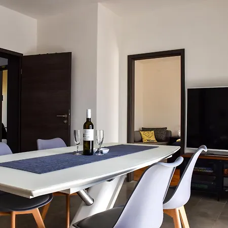 Ceko Apartment *